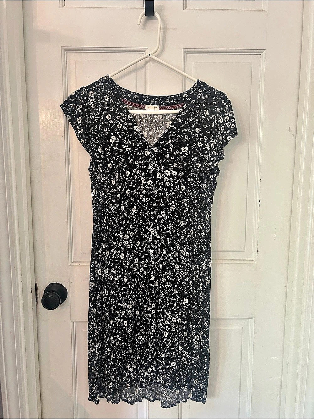 Mason & Belle Madelyn Flutter Sleeve Dress in Black & White
